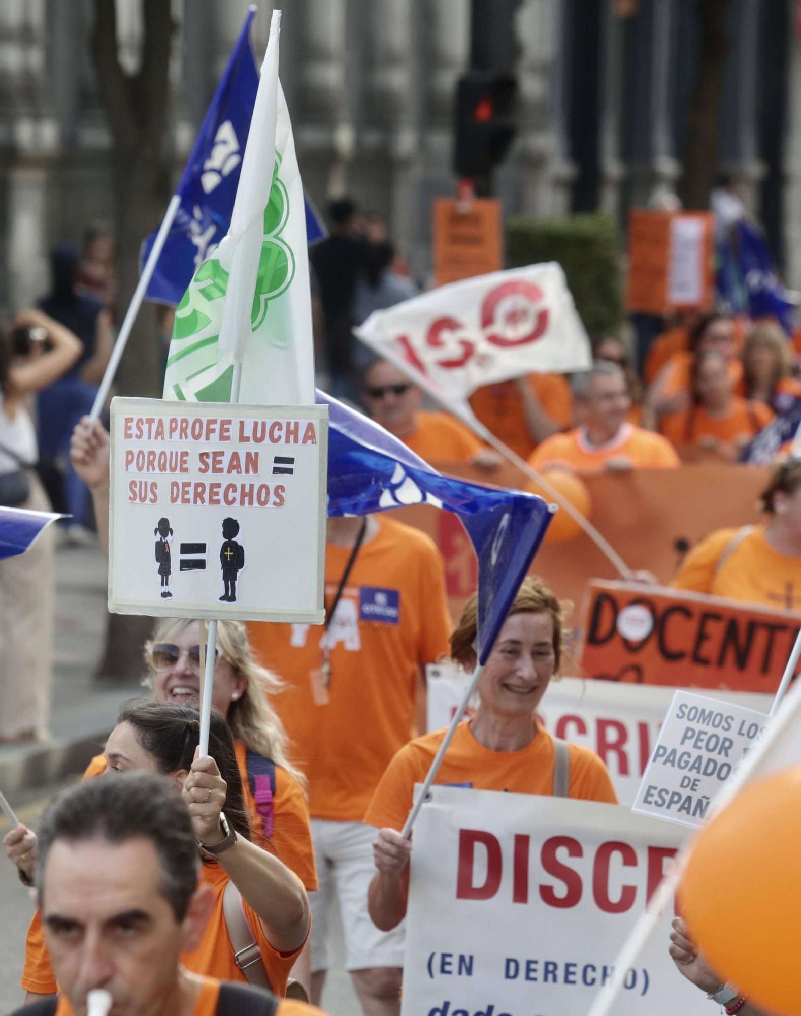 EN IMÁGENES | La marea naranja de profesores inunda Oviedo: manifestación de la escuela concertada