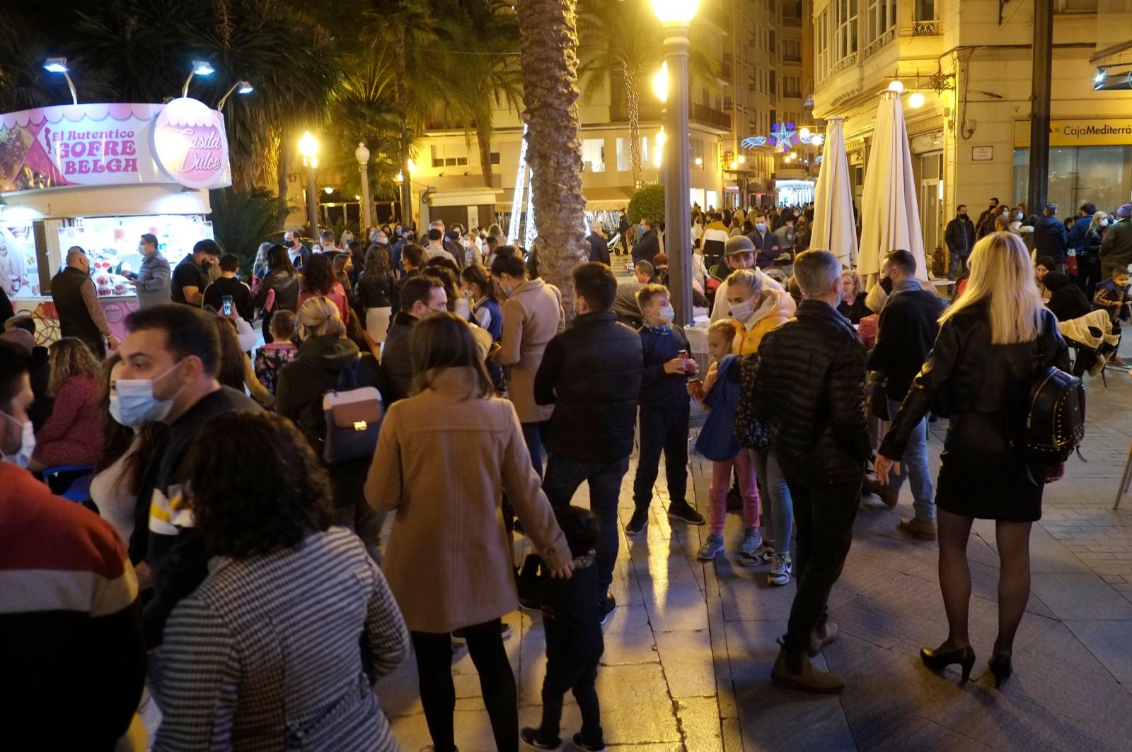 Así de concurrido luce el centro de Elche a dos semanas de Navidad