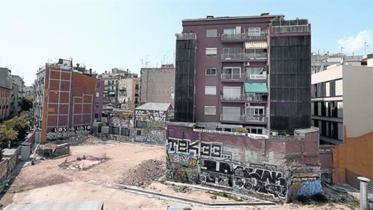 Solar propiedad de Núñez i Navarro con licencia de actividad y permisos de obra en regla para levantar un hotel de 99 habitaciones en Ciutat Vella, contra el que los vecinos se han organizado.