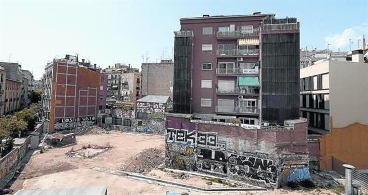 Solar propietat de Núñez i Navarro amb llicència d’activitat i permisos d’obra en regla per aixecar un hotel de 99 habitacions a Ciutat Vella, contra el qual els veïns s’han organitzat. Solar propietat de Núñez i Navarro amb llicència d’activitat i permisos d’obra en regla per aixecar un hotel de 99 habitacions a Ciutat Vella, contra el qual els veïns s’han organitzat.