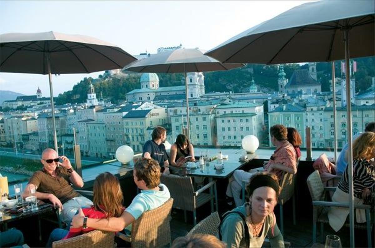 La terraza del hotel Stein, que ofrece una de las mejores vistas de una urbe bañada por el río Sal