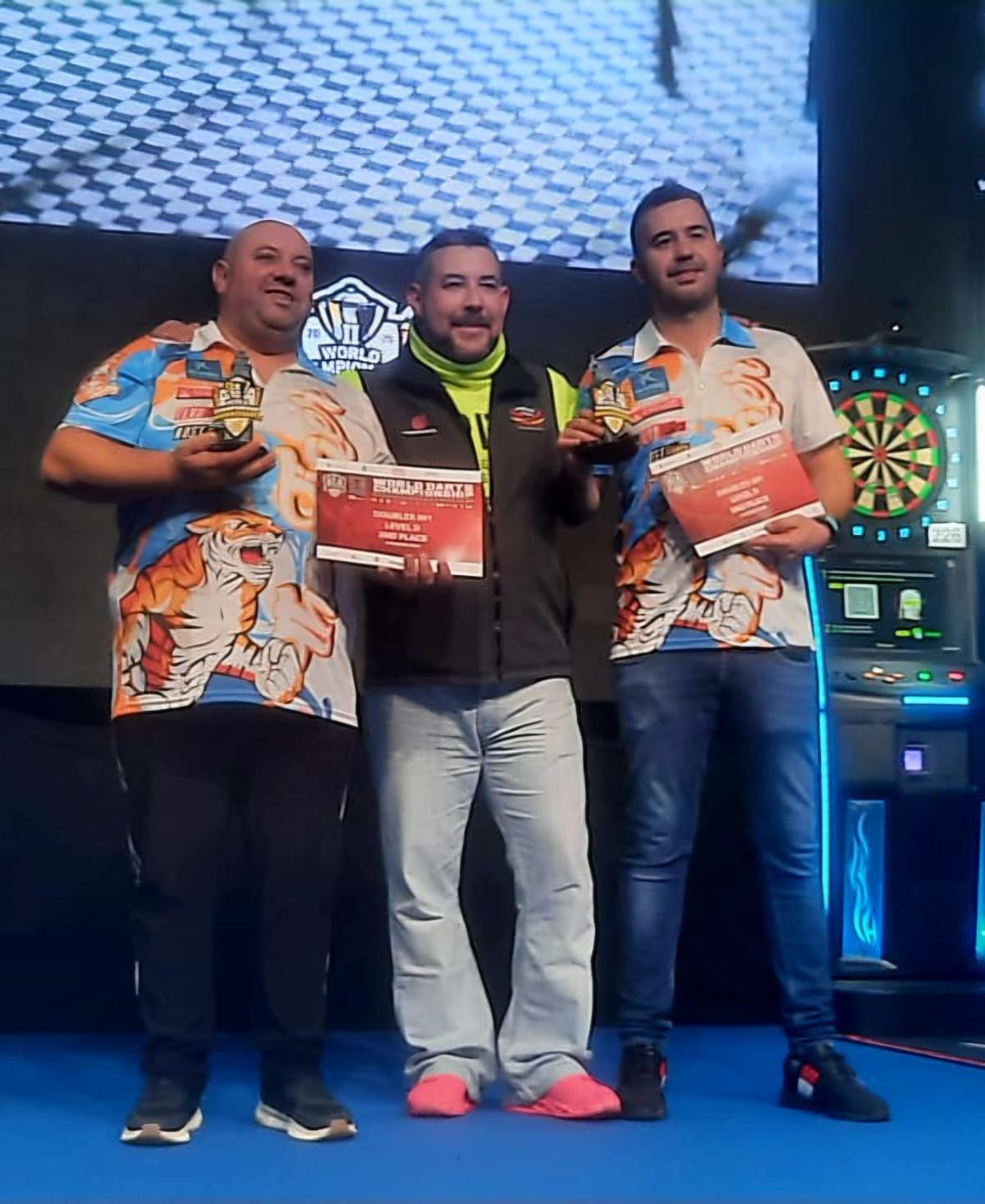 Julio Javier González Lozano y David Medina Fernandez, con sus premios.