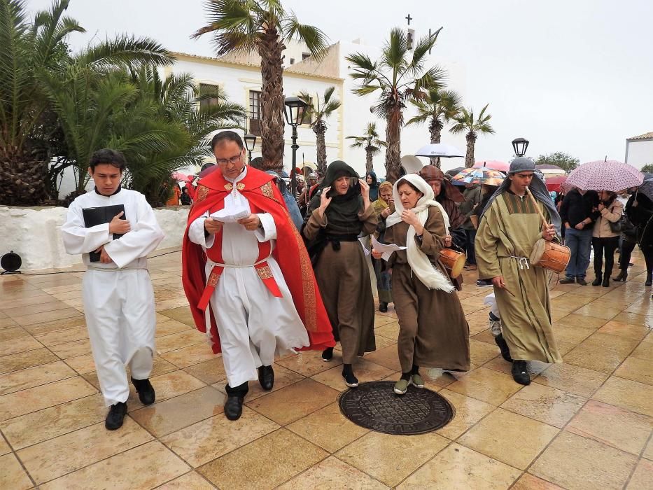 El tiempo dio una tregua para la procesión de Jesús Nazareno en Sant Ferran y ayer el vía crucis se celebró bajo una fina lluvia