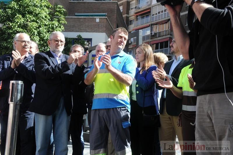 Concentración en la Avenida de la Libertad por la quema de la escultura floral