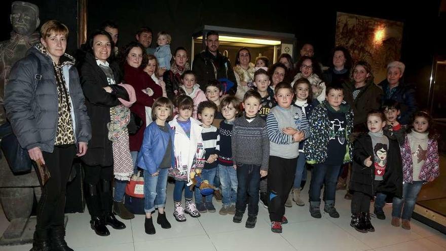 Visita del colegio rural Cabu Peñes y de la asociación Nora a los Guerreros de terracota