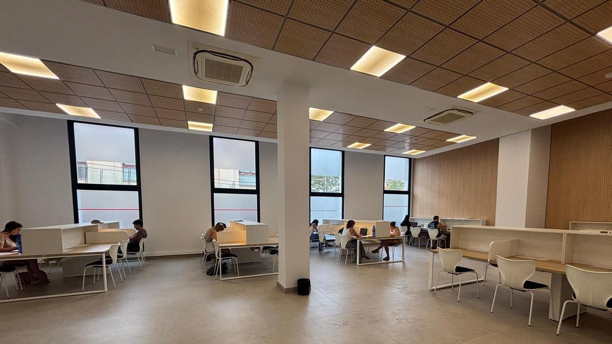 Almassora abre la sala de estudio de la biblioteca municipal las tardes de agosto.