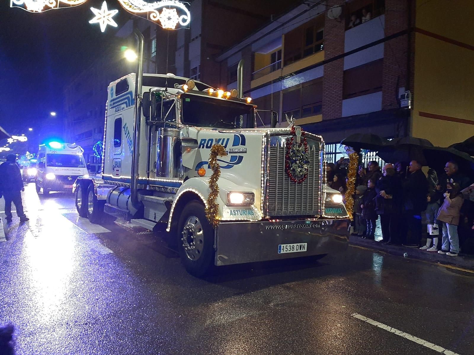 La visita de Papá Noel a El Berrón, en imágenes