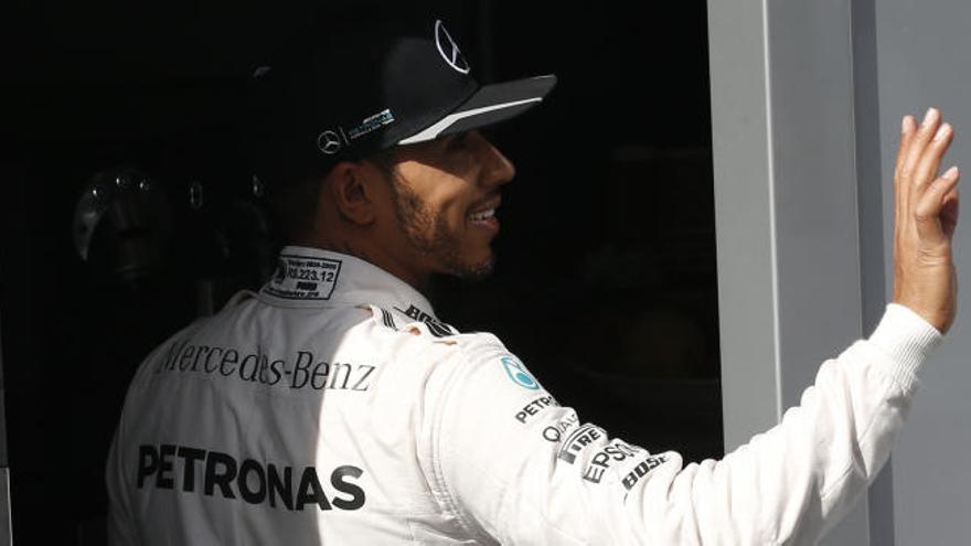 Lewis Hamilton saluda en Montmeló