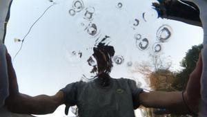 Un hombre lleva un contenedor de agua durante una inusual ola de calor invernal en Santiago de Chile, el 2 de agosto de 2023. 