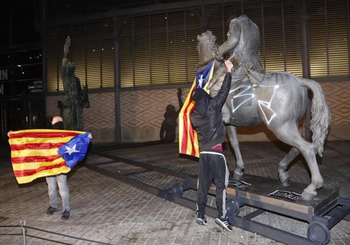 Barcelona 16-10 2016 Estatua de Franco en el Born en la imagen pintada y unas personas con banderas esteladas
