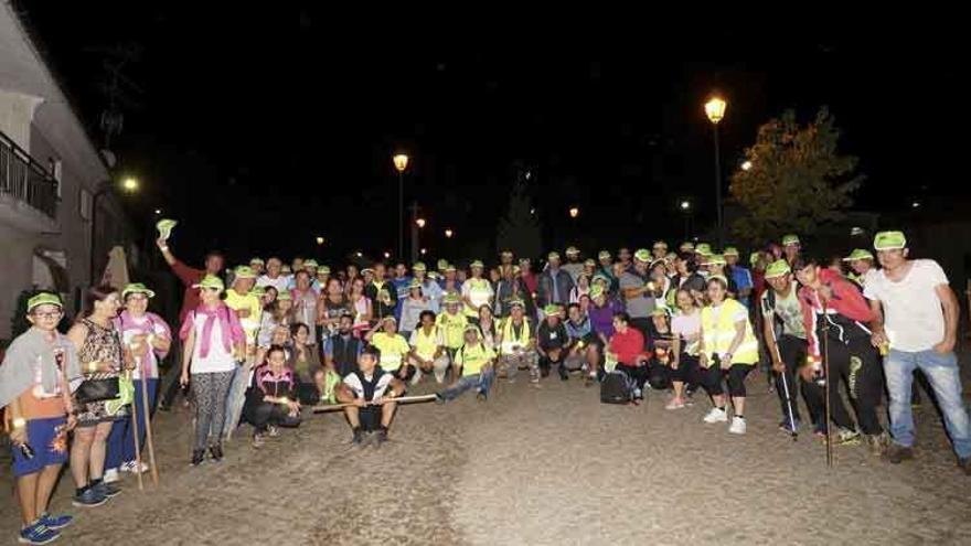 Participantes en la Ruta del Contrabando, iniciada en la aldea lusa de Avelanoso .