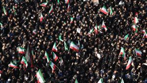 El pueblo llora la muerte del líder supremo de Irán, el ayatolá Alí Jamenei en una plaza de Teherán