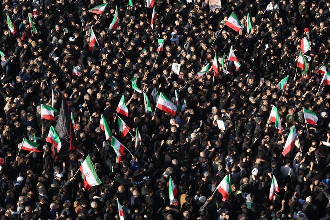 El pueblo llora la muerte del líder supremo de Irán, el ayatolá Alí Jamenei en una plaza de Teherán