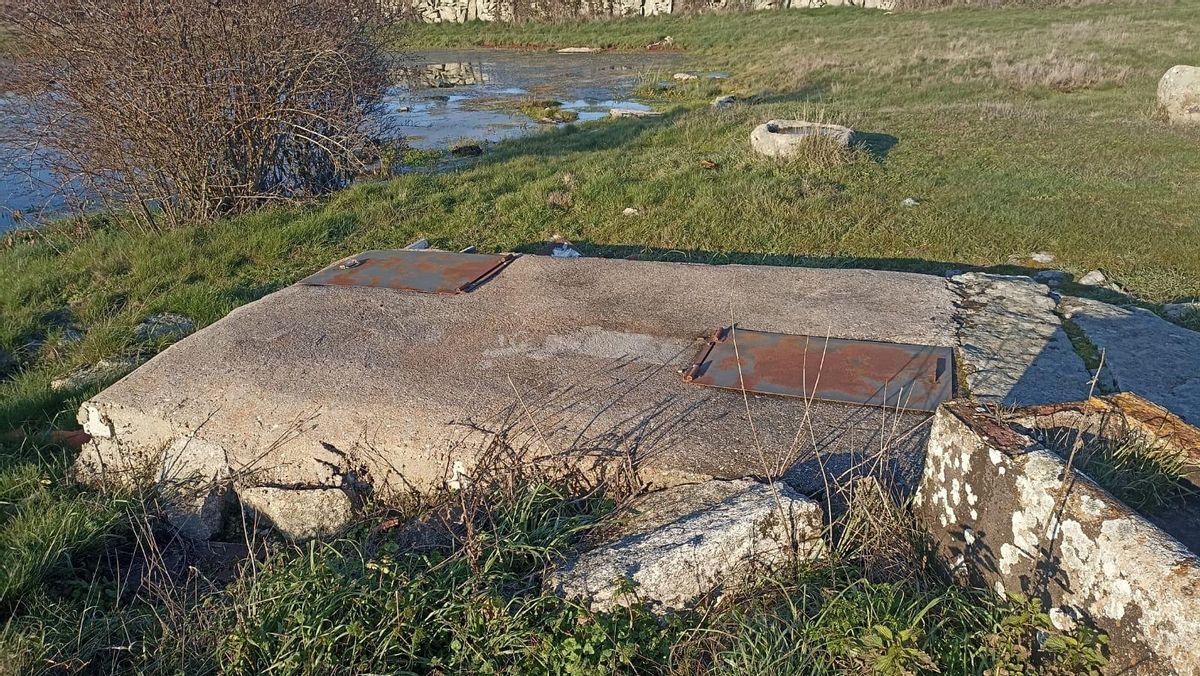 Fuente tapada con cemento