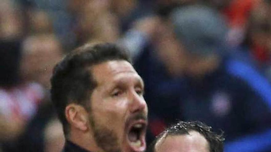 Simeone celebra el gol ante Godín. efe