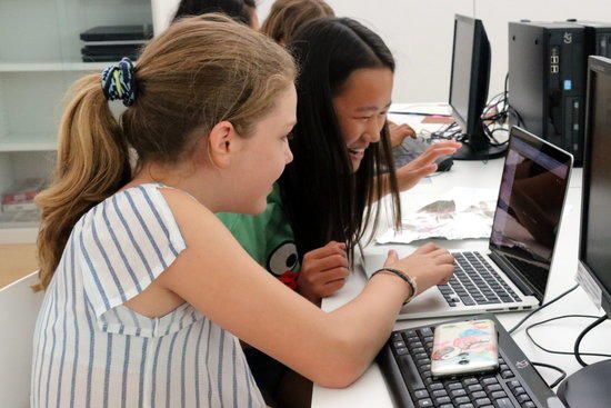 Participants del #GirlTech a la Biblioteca Carles Rahola de Girona