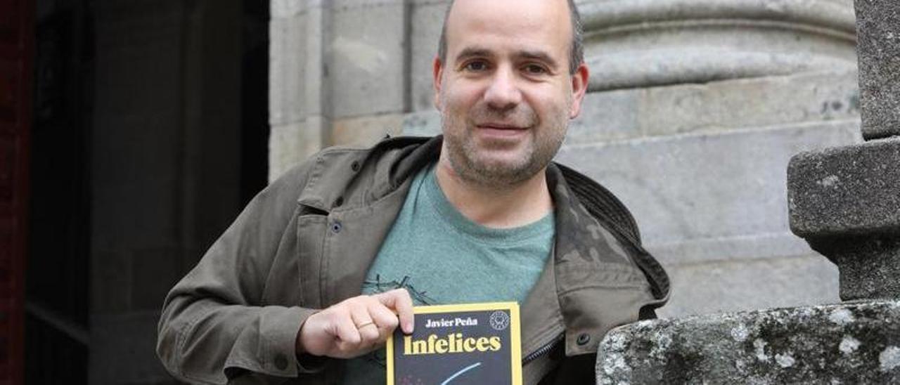 Javier Peña, con su libro &quot;Infelices&quot;.