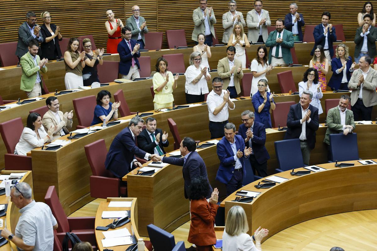 Archivo (22/07/2026).- El president de la Generalitat, Juanfran Perez Llorca, saluda al sindic de Vox, José María Llanos, al finalizar el pleno de Les Corts Valencianes que ha aprobado con los votos del PP y Vox los Presupuestos de la Generalitat para 2026, los terceros de esta legislatura y los primeros de Juanfran Pérez Llorca como president, y que ascienden a 33.305 millones de euros. EFE/Ana Escobar