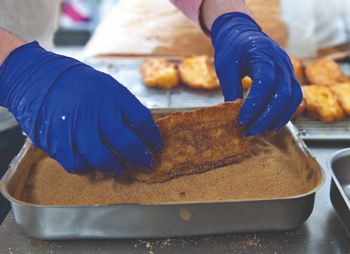 Parte final de la elaboración de las tradicionales torrijas cordobesas en una panadería de la capital cordobesa.