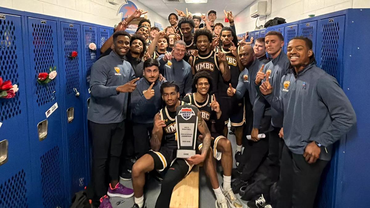 Los Retrievers, con Tanchyn al fondo, celebran el título de conferencia.