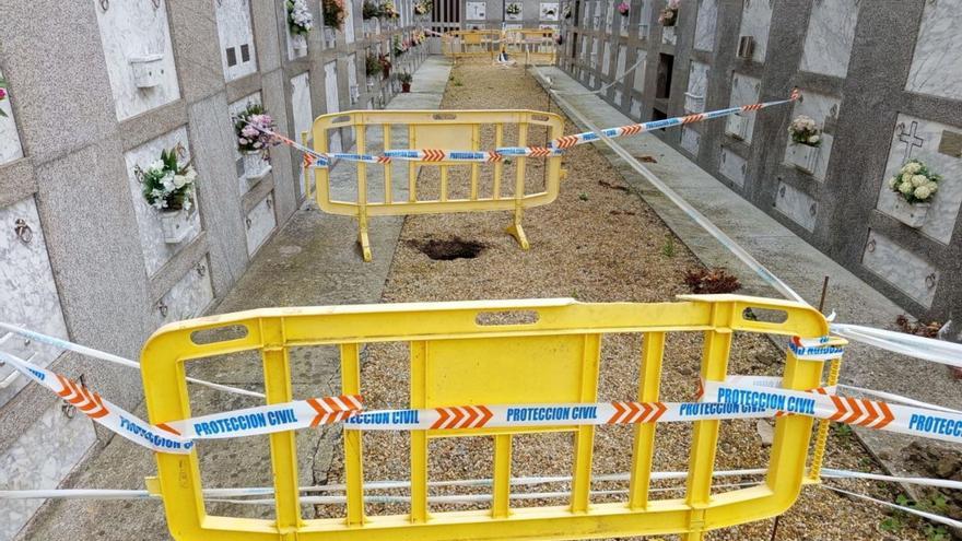 Vallas en una zona del cementerio donde han aparecido varios socavones. | LOC