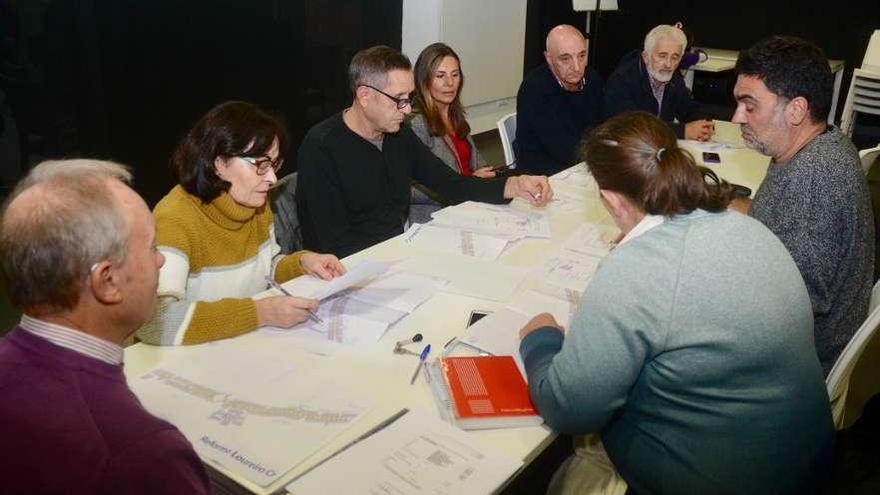 Reunión de ayer con las directivas de A Parda y A Eiriña sobre la reforma de Loureiro Crespo. // R. Vázquez