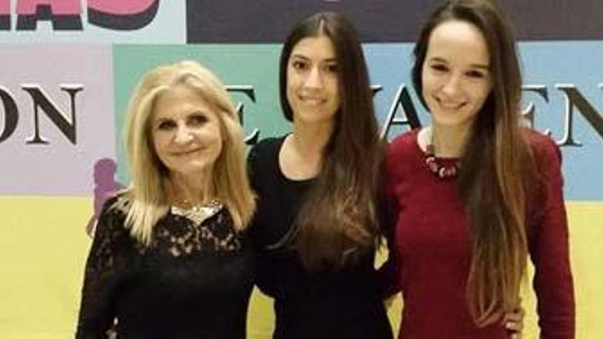 Las atletas Pilar Algarra,Laura Jorge y María Gálvez durante la gala del Circuito de la Diputación.