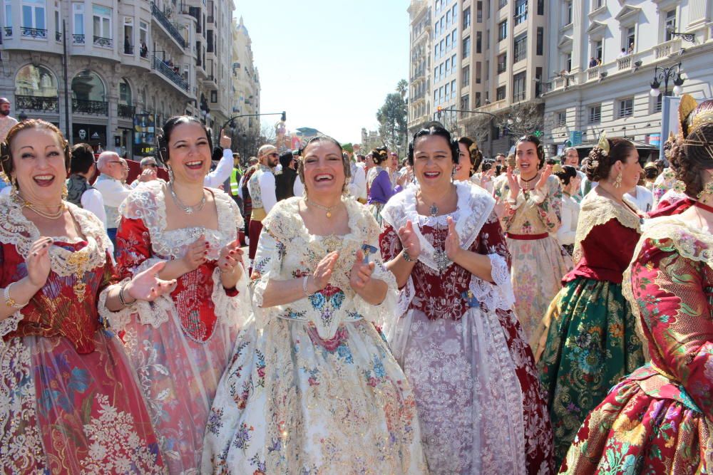 Recogida de premios de las comisiones falleras