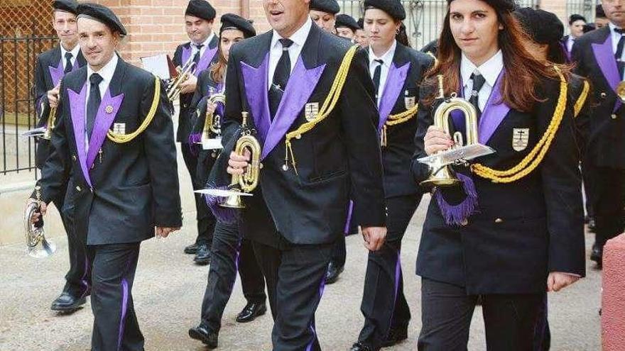 La banda desfila por las calles de Villalpando.