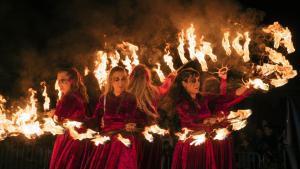 La compañía de brujas Serket Raqs haciendo bailes tradicionales con fuego.