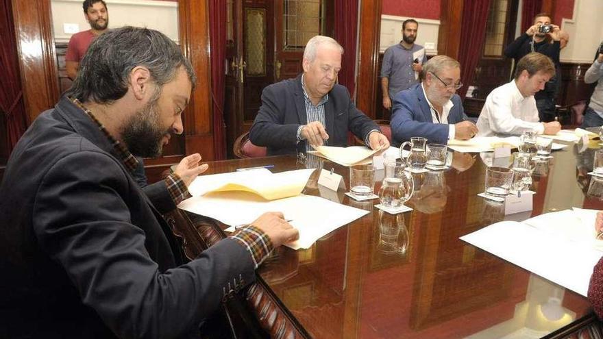 Los alcaldes de A Coruña, Betanzos, Culleredo y Sada, durante la firma de la &#039;Declaración de María Pita&#039;.