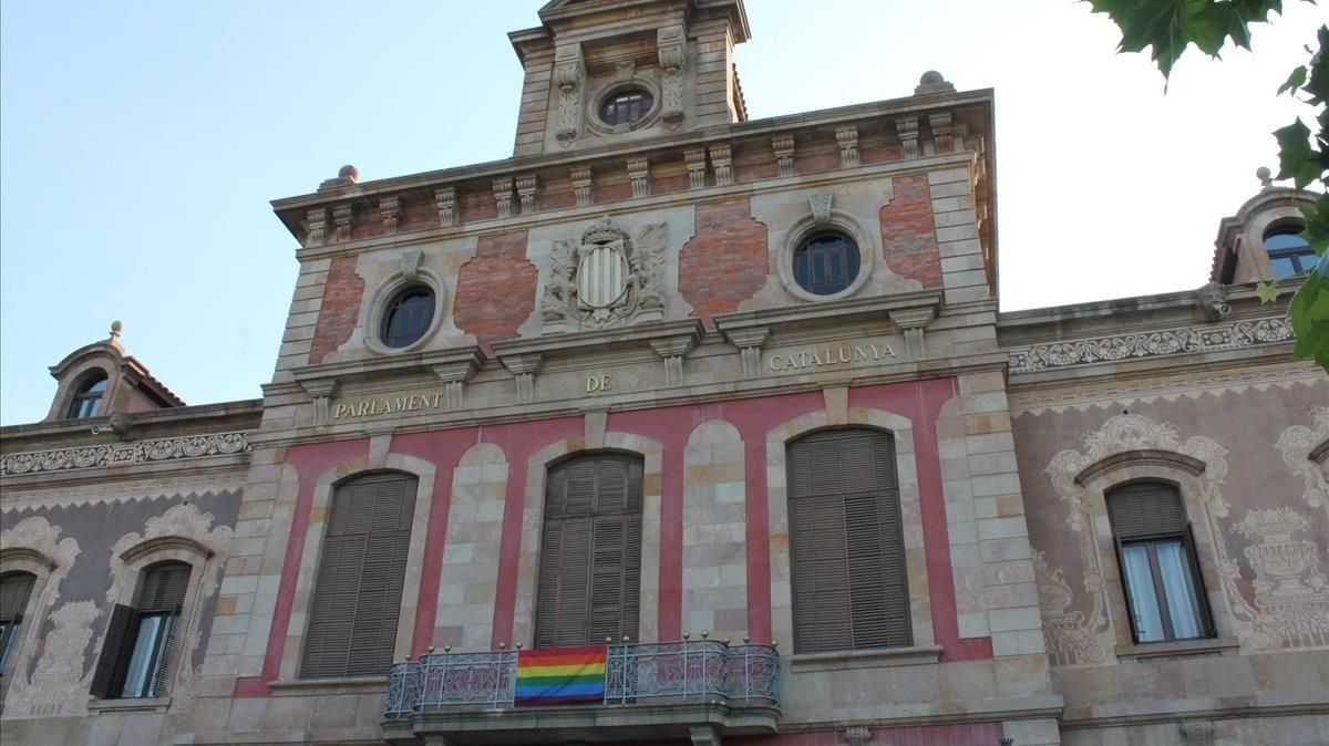 Bandera LGTBI en el balcón de la fachada del Parlament, este domingo.