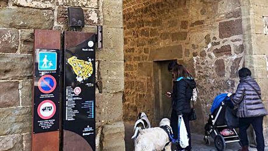 Imatge del nou tòtem a l&#039;entrada al nucli pel portal del Castell