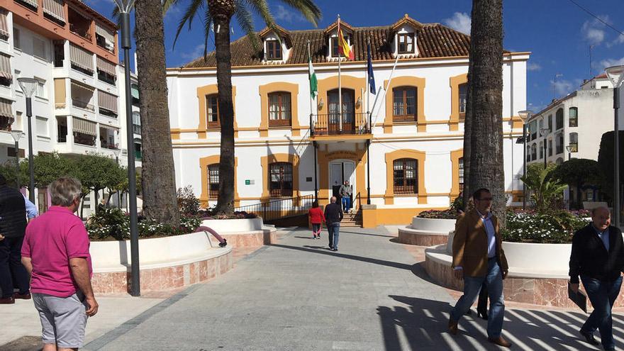 Vecinos de San Pedro acceden a la Tenencia de Alcaldía.