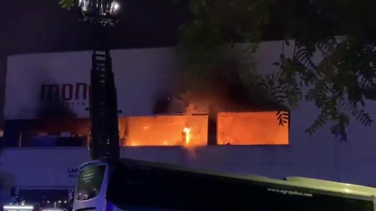 El fuego quema un restaurante anexo al Imax, en Barcelona