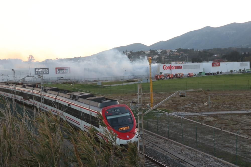 Los bomberos actúan en la zona trasera de la tienda de muebles.