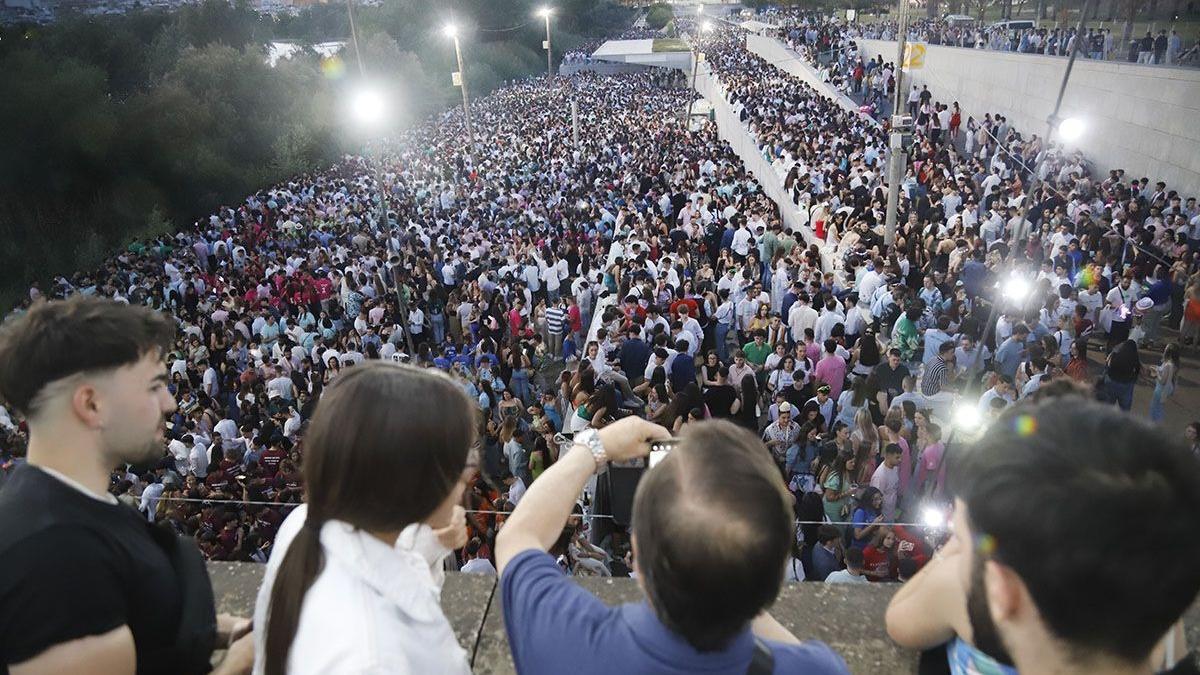 Varias personas hacen fotos al macrobotellón celebrado el año pasado en la Feria de Córdoba.