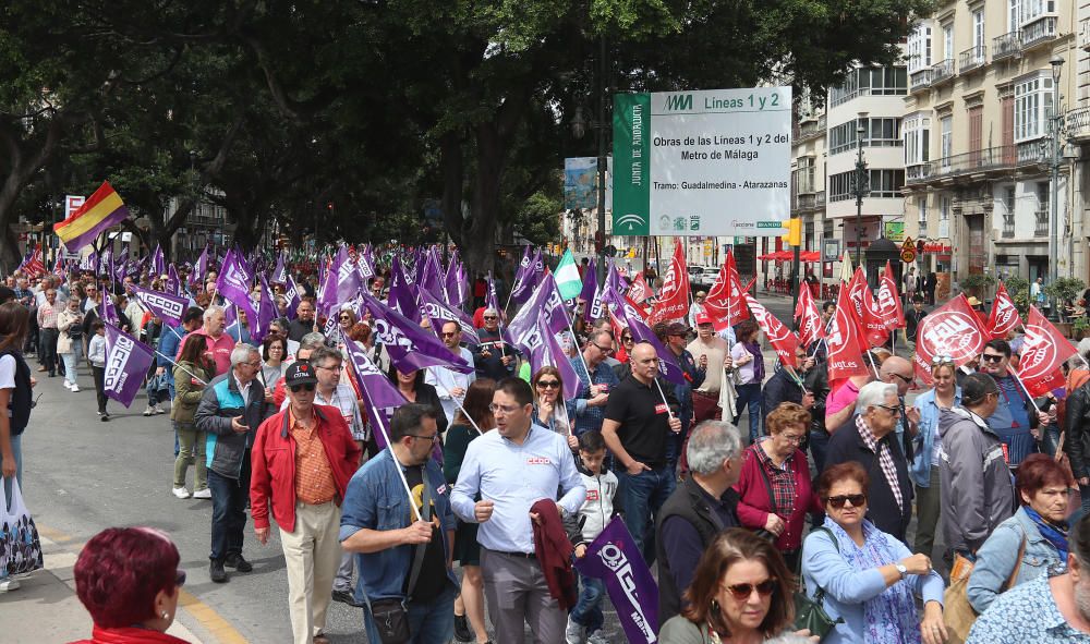 Miles de personas participan en la marcha convocada por los sindicatos para este martes, Día Internacional del Trabajo