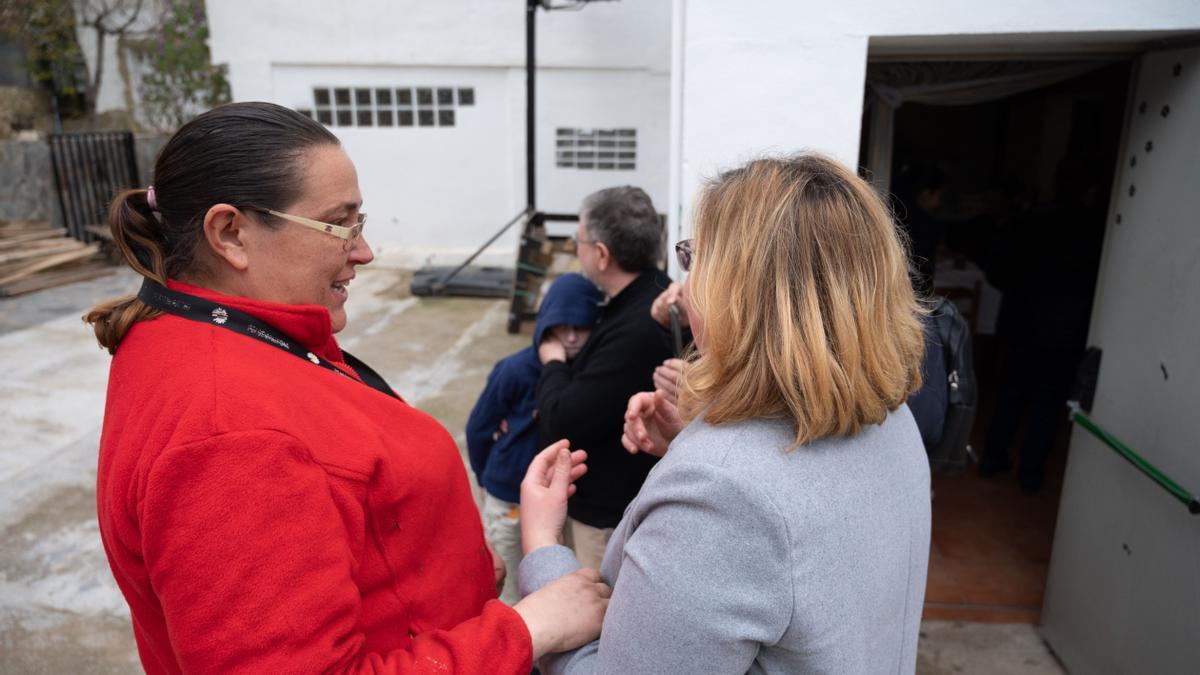 El Padre José abraza y consuela a un niño tras llegar a Torrechiva.