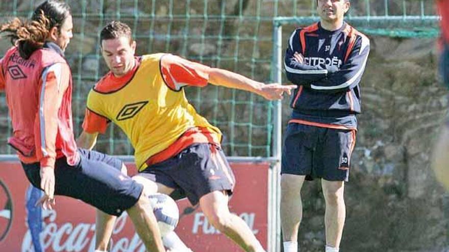 El técnico observa cómo David Rodríguez intenta regatear a Rosada.