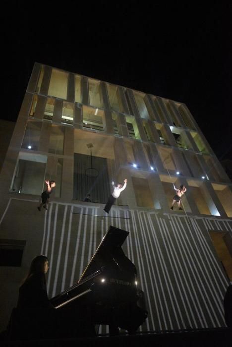 Danza vertical sobre la fachada del Moneo