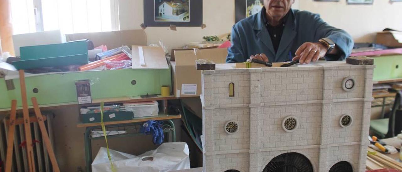 Emilio Álvarez, trabajando en su maqueta de la colegiata de Pravia.