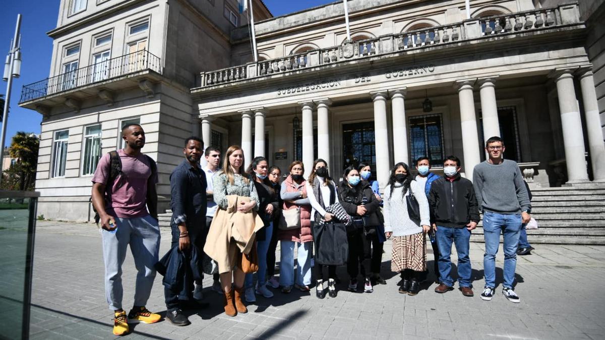 Familiares de las víctimas, en la entrada de la Subdelegación del Gobierno