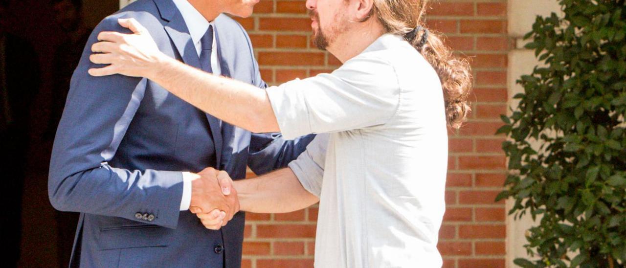 Pedro Sánchez i Pablo Iglesias se saluden a l’entrada de la Moncloa en una fotografia d’arxiu. | EUROPA PRESS