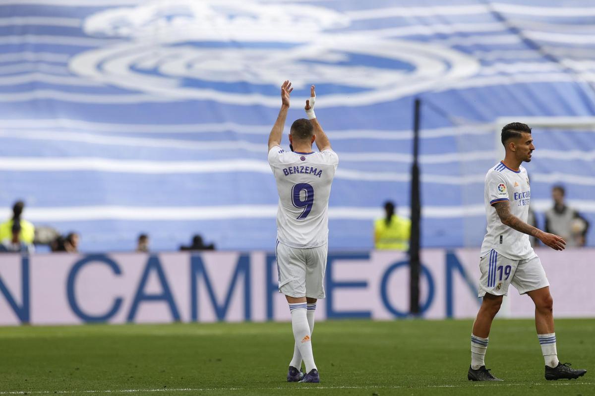 MADRID, 30/04/2022.- El delantero francés del Real Madrid Karim Benzema celebra su gol ante el Espanyol, el cuarto del equipo, durante el partido de Liga que Real Madrid y Espanyol disputan este sábado en el estadio Santiago Bernabéu de la capital. EFE/Mariscal