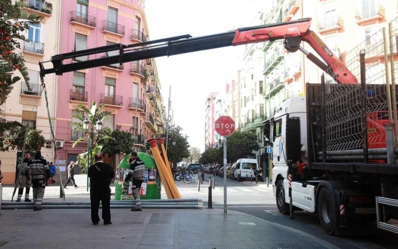 Polémica instalación de las luces de Fallas en la calle Sueca