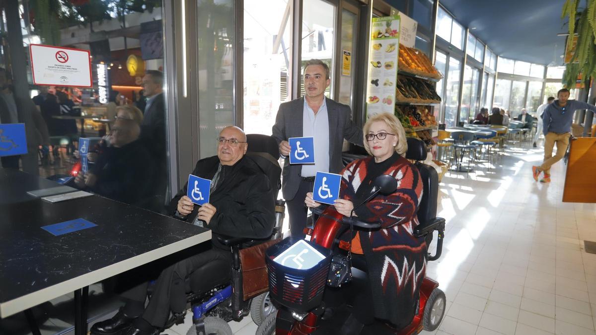 Javier García, Lola Expósito y Francisco Mulero, en el espacio reservado en el Mercado Victoria a personas con movilidad reducida.