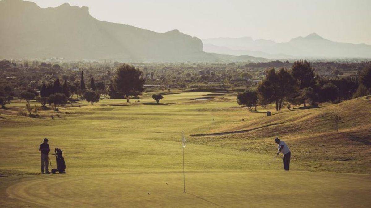 La Sella Golf se ubica a los pies del Parque Natural del Montgó.