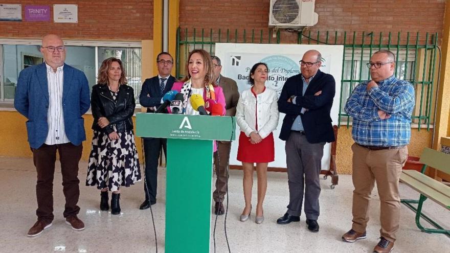 La delegada se reunió la pasada semana con el alcalde y el teniente de alcalde