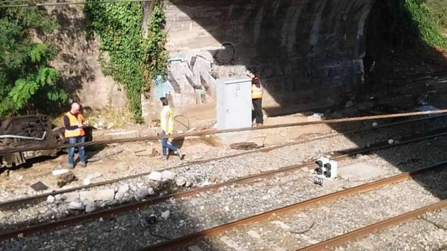 Una empresa de topografía trabajó sobre las vías en la mañana de ayer. // D.P.